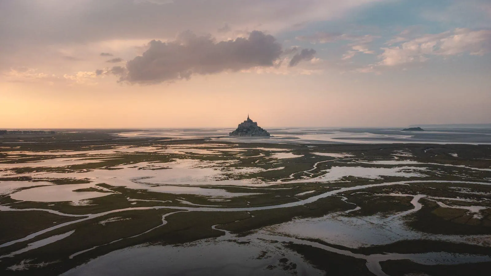 Mont-Saint-Michel, Franciaország: 12 tipp + hogyan látogasd meg 2026-ban 8 Apaly es dagaly a Mont-Saint-Michel oboleben alkonyatkor