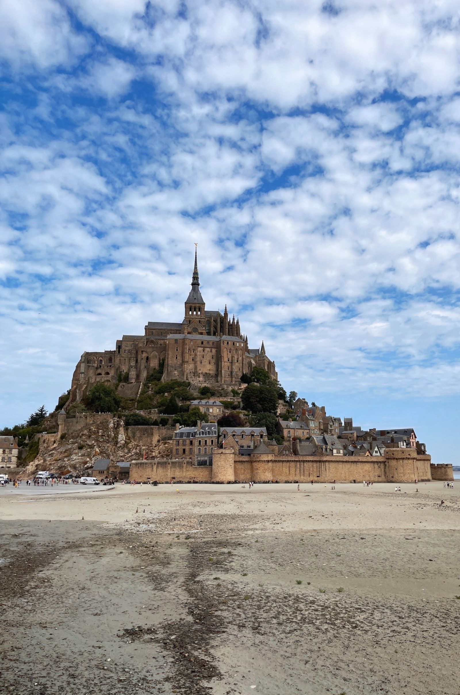 Mont-Saint-Michel, França: 12 dicas + como visitar em 2026 9 Caminhada pelo fundo da baia sob o Mont-Saint-Michel