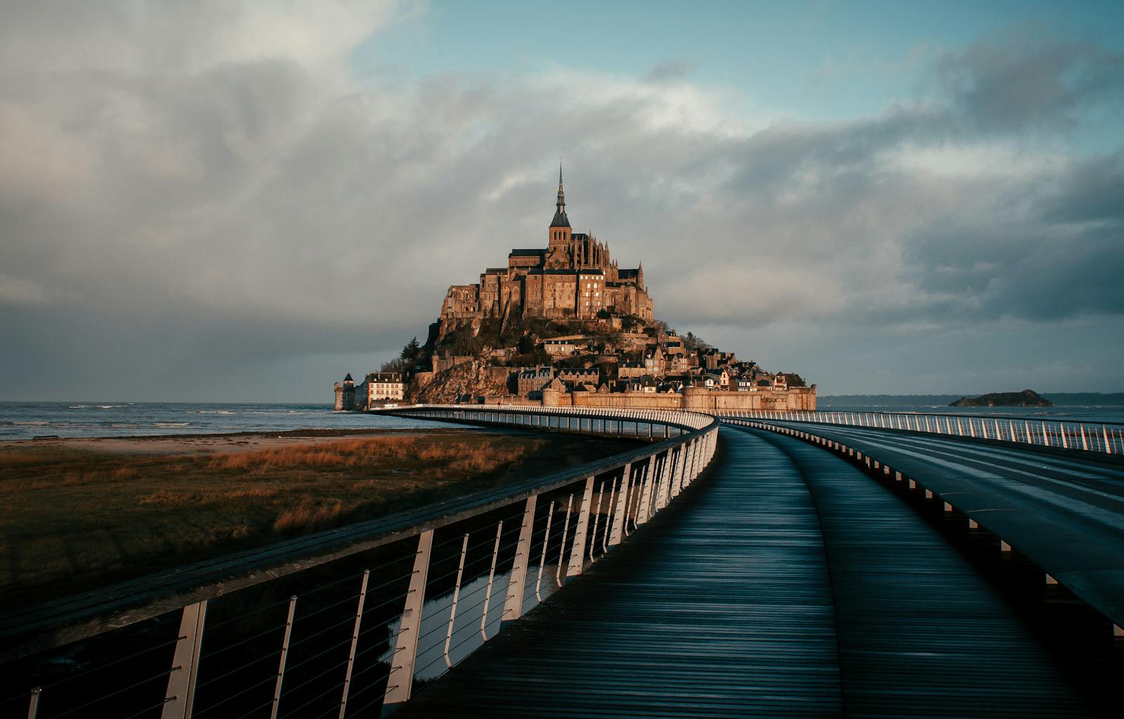 Mont-Saint-Michel, França: 12 dicas + como visitar em 2026 11 Ponte que leva ao Mont-Saint-Michel