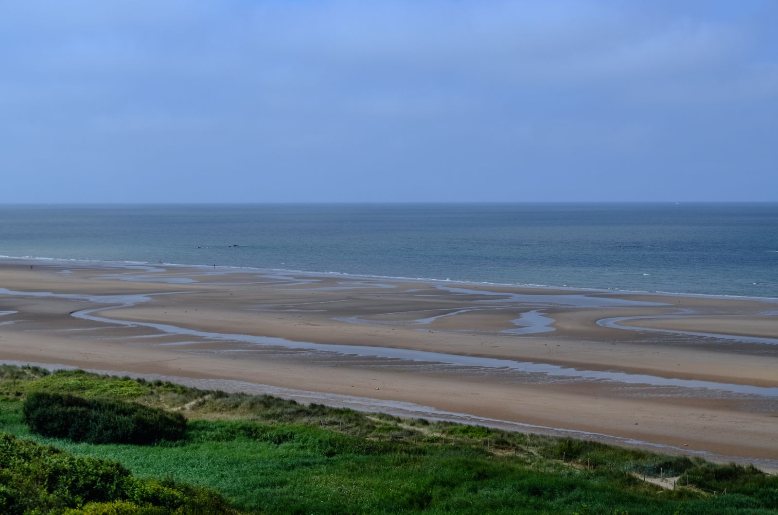 Vylodění v Normandii (D-Day): 12 míst, které vidět 2 Pláž Omaha Beach v Normandii za odlivu