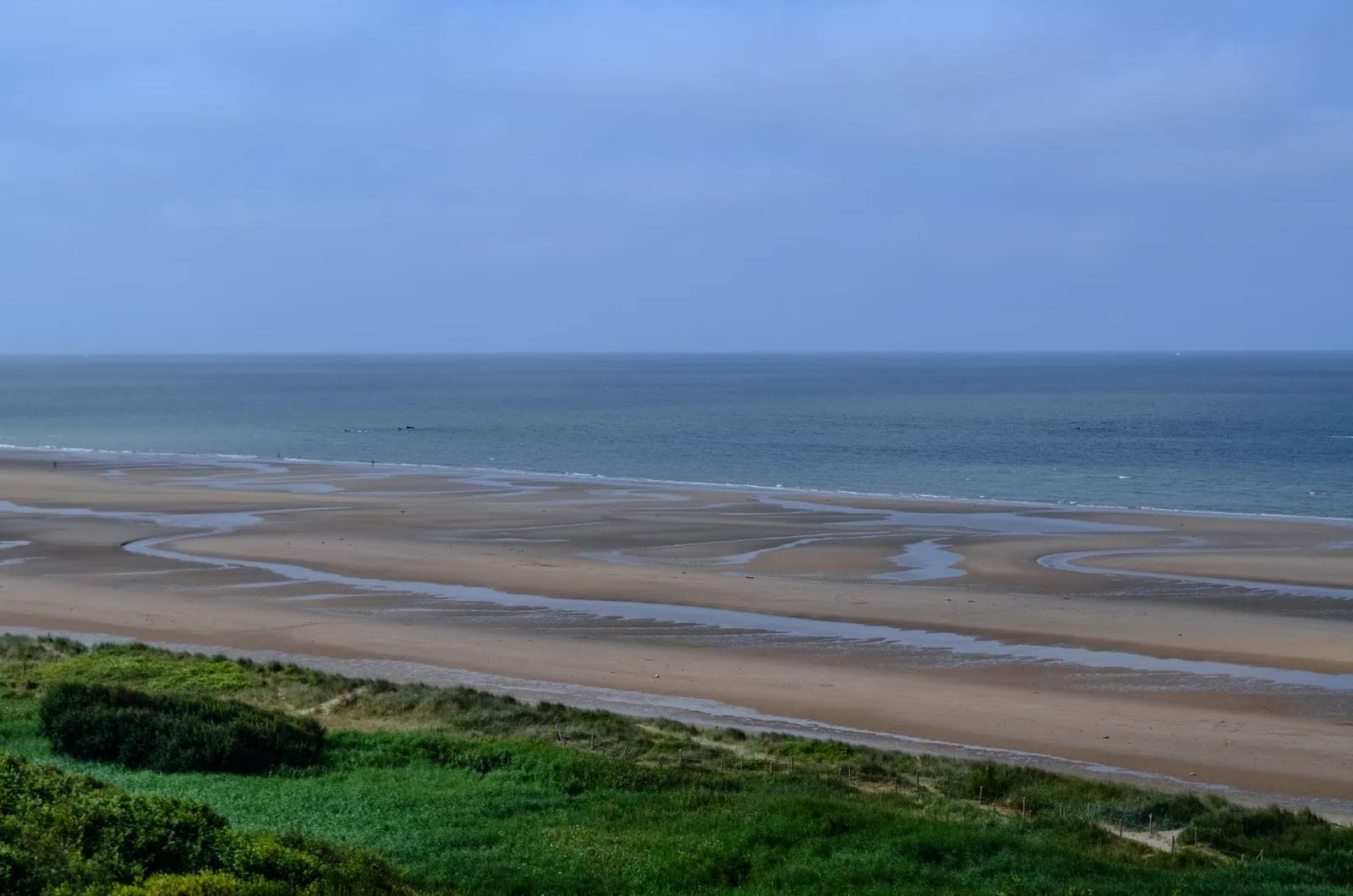 Lądowanie w Normandii (D-Day): 12 miejsc, które warto zobaczyć 2 Plaza Omaha Beach w Normandii podczas odplywu
