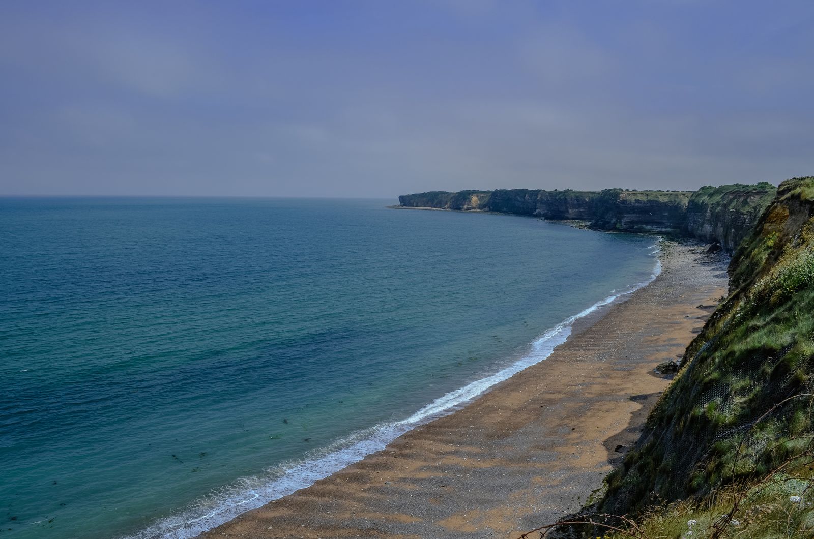 Vylodění v Normandii (D-Day): 12 míst, které vidět 4 Útesy a pláž Pointe du Hoc v Normandii