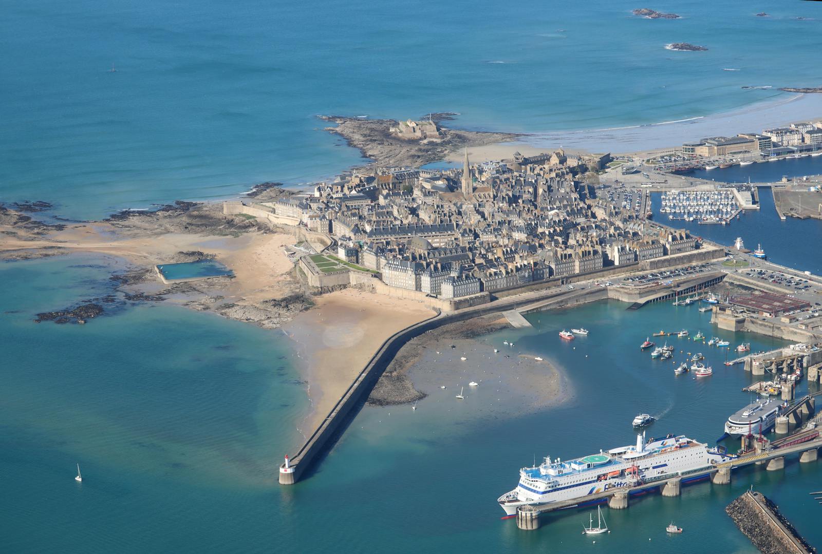 Mont-Saint-Michel, França: 12 dicas + como visitar em 2026 12 Vista aerea da cidade fortificada de Saint-Malo