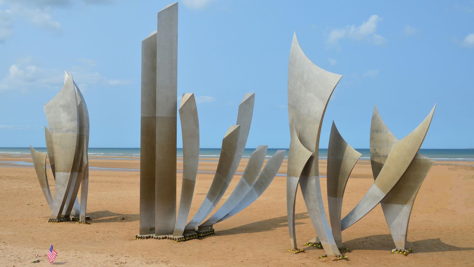 Vylodění v Normandii (D-Day): 12 míst, které vidět 5 Památník Les Braves na pláži Omaha Beach