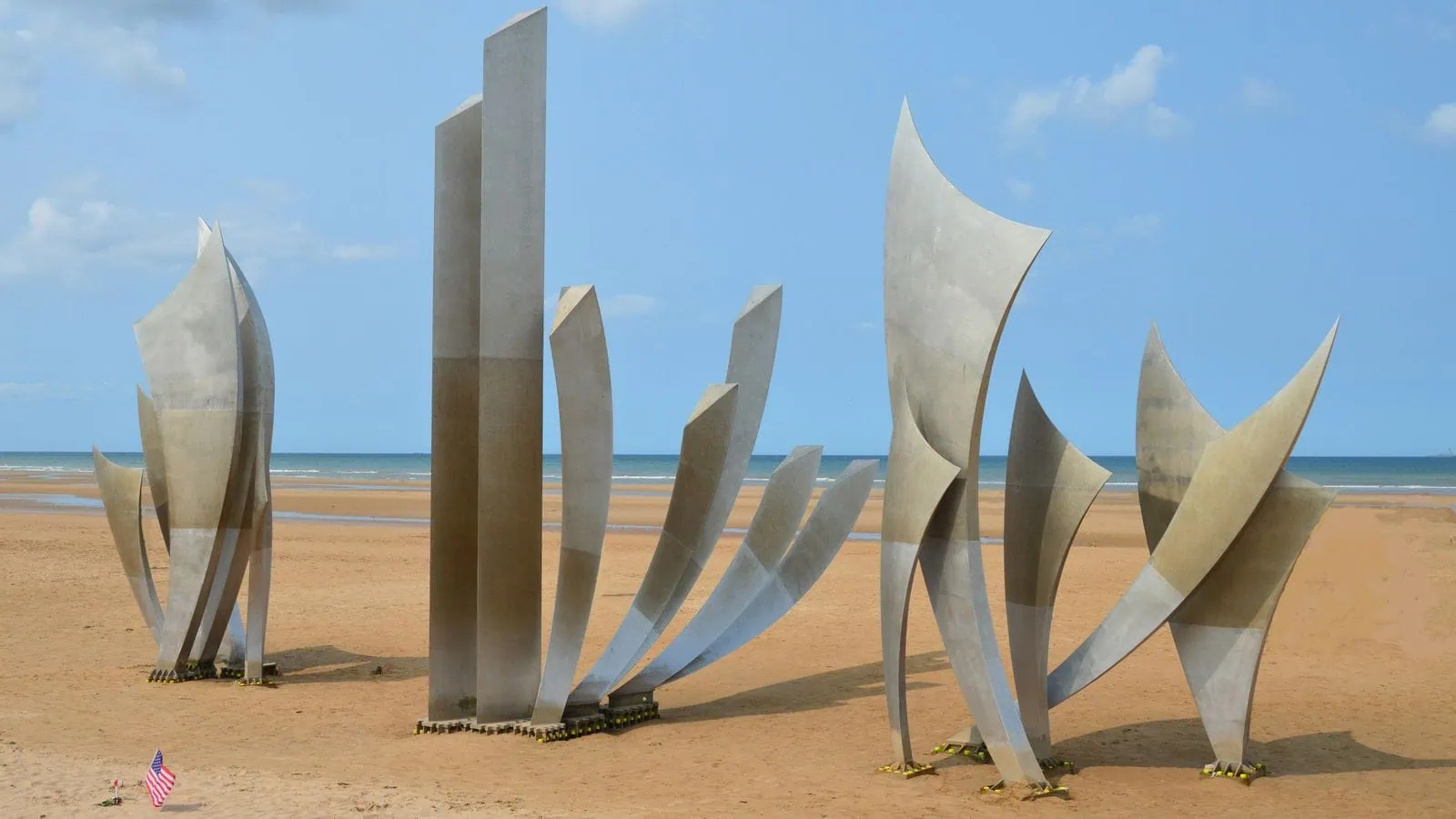 Lądowanie w Normandii (D-Day): 12 miejsc, które warto zobaczyć 5 Pomnik Les Braves na plazy Omaha Beach