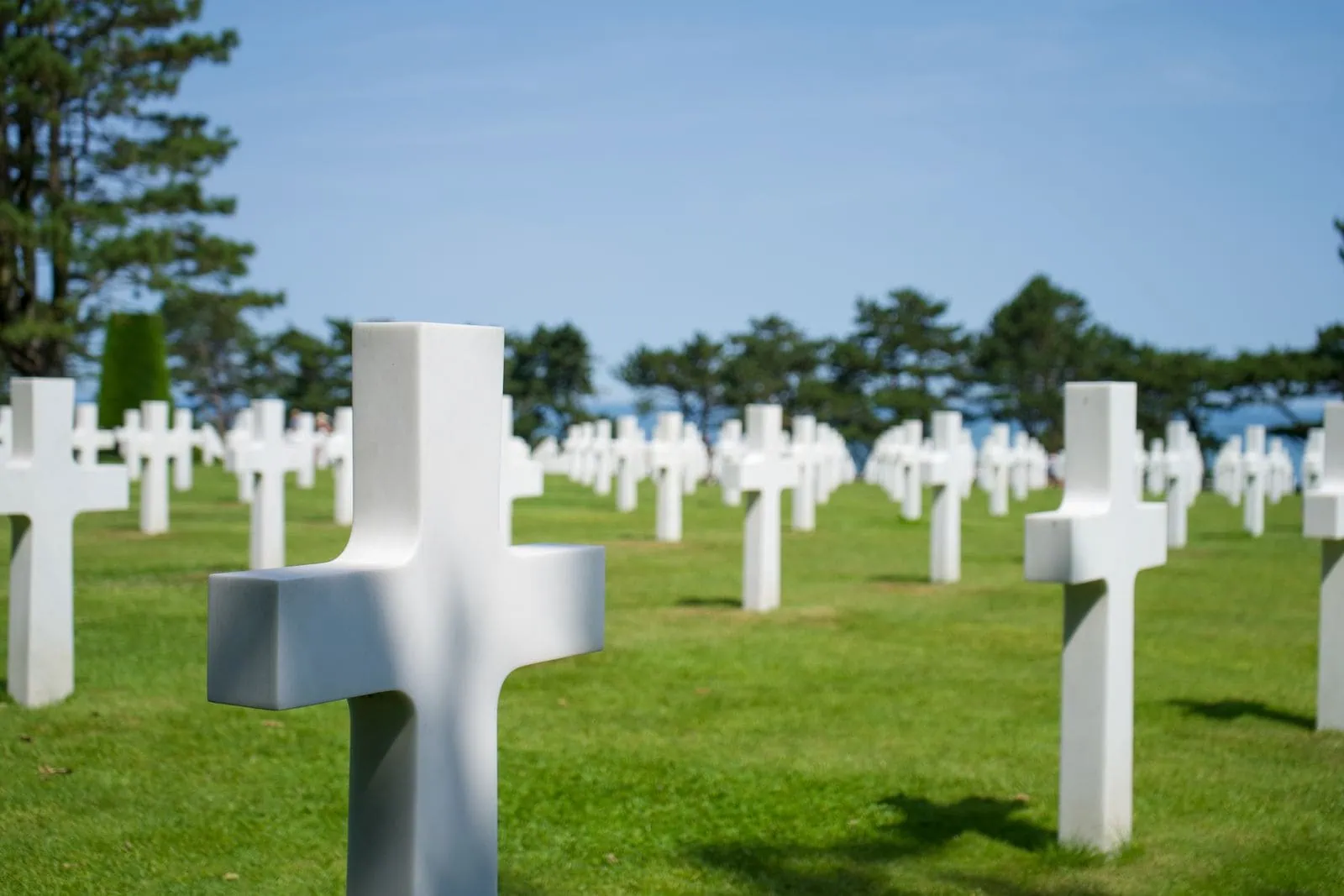 Lądowanie w Normandii (D-Day): 12 miejsc, które warto zobaczyć 6 Biale krzyze amerykanskiego cmentarza w Colleville-sur-Mer