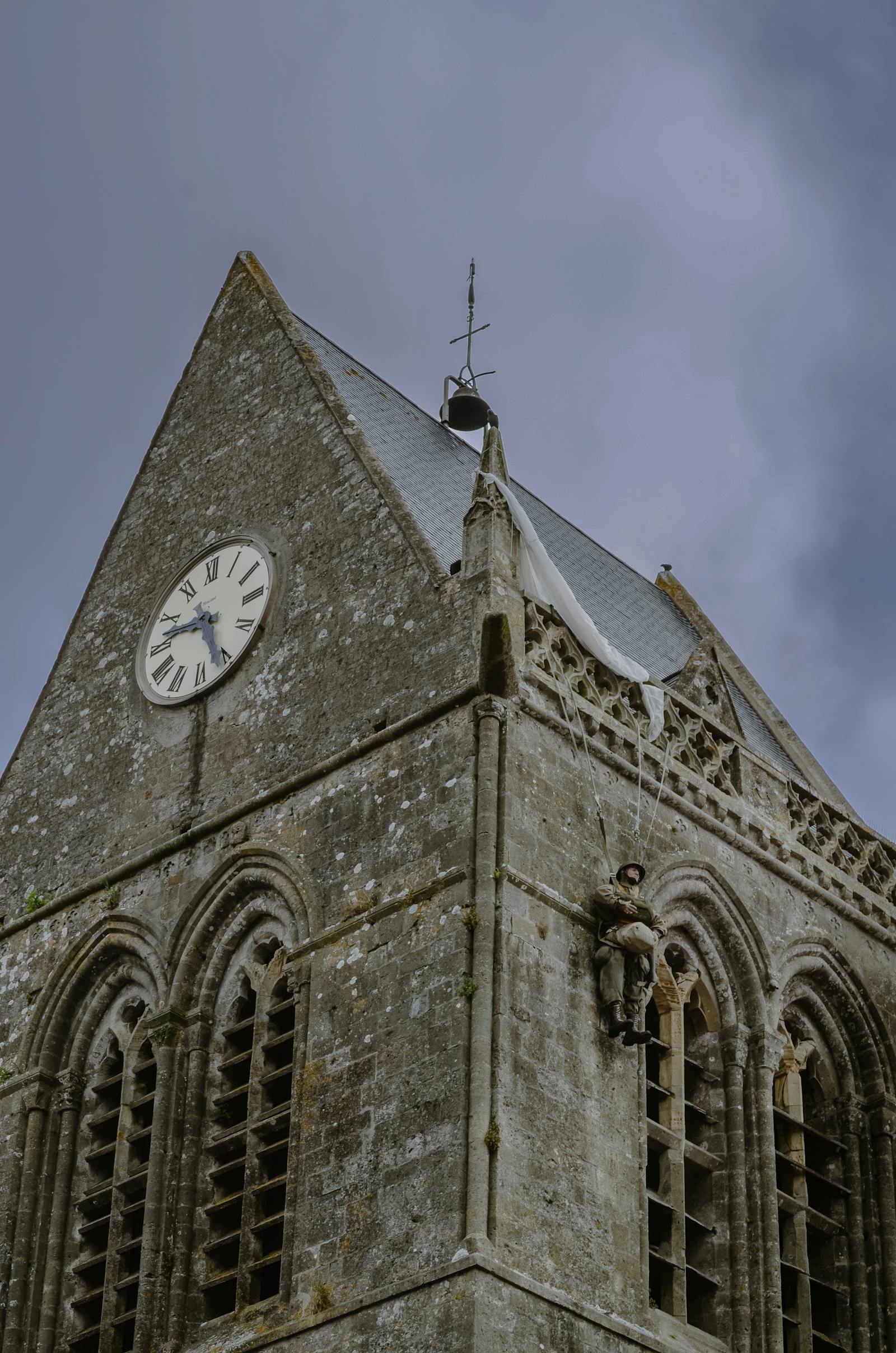 Vylodění v Normandii (D-Day): 12 míst, které vidět 10 Zvonice kostela v Sainte-Mère-Église