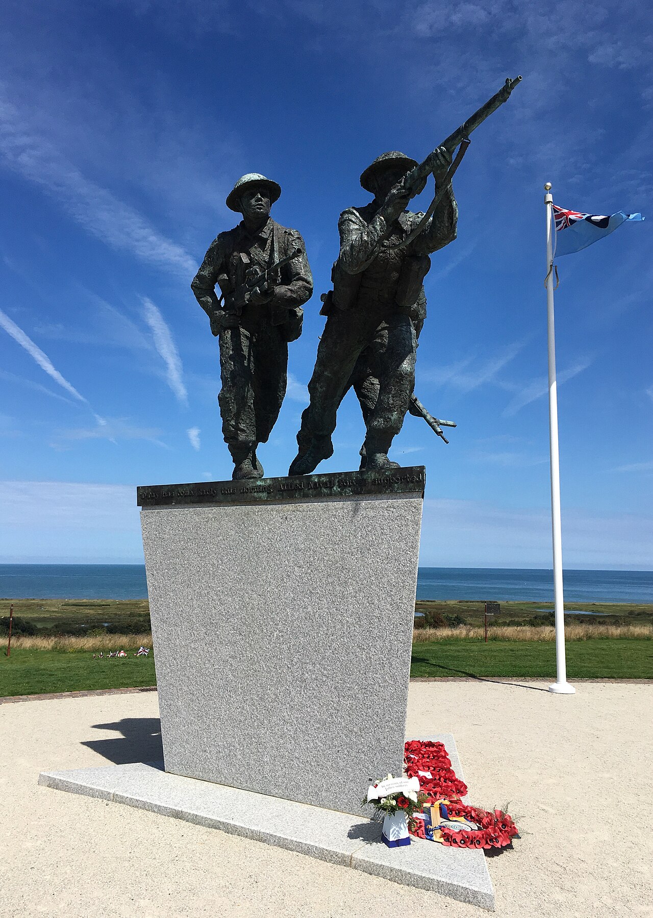 Vylodění v Normandii (D-Day): 12 míst, které vidět 11 Britský památník ve Ver-sur-Mer u Gold Beach