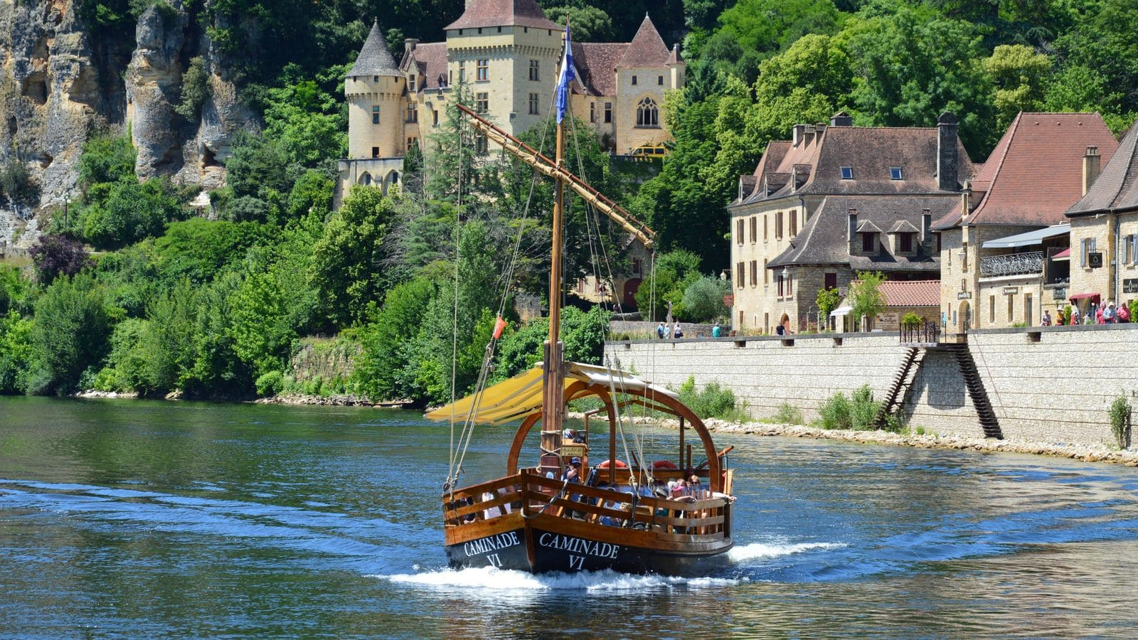 Dordogne și Périgord: 15 lucruri de văzut și făcut în 2026 9 Plimbare cu barca tradițională gabare