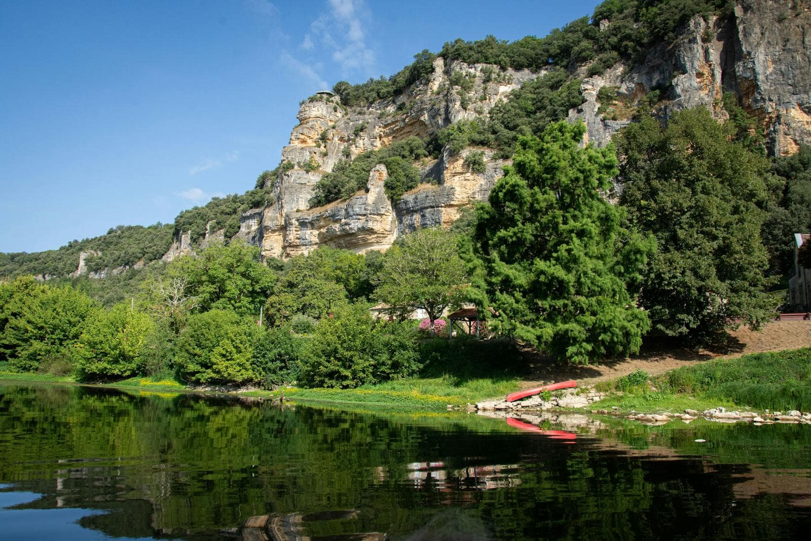 Dordogne și Périgord: 15 lucruri de văzut și făcut în 2026 11 Cu caiacul pe râul Dordogne