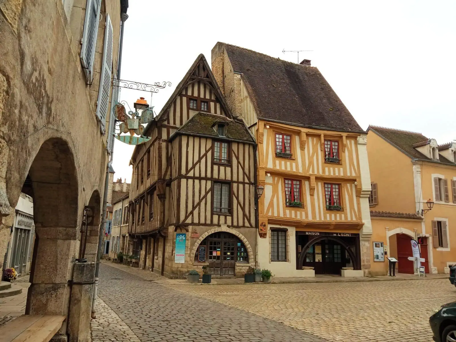 Burgundia, Francja: 13 wskazówek na wino i zabytki w 2026 roku 3 Domy o konstrukcji szachulcowej w burgundzkiej wiosce Noyers-sur-Serein