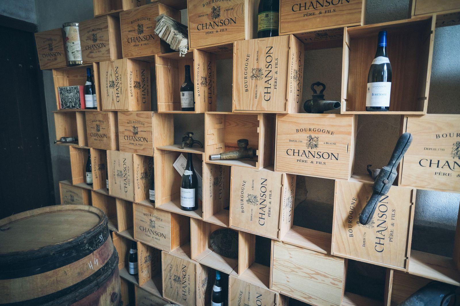 Vinný sklep s bednami burgundského vína v Beaune