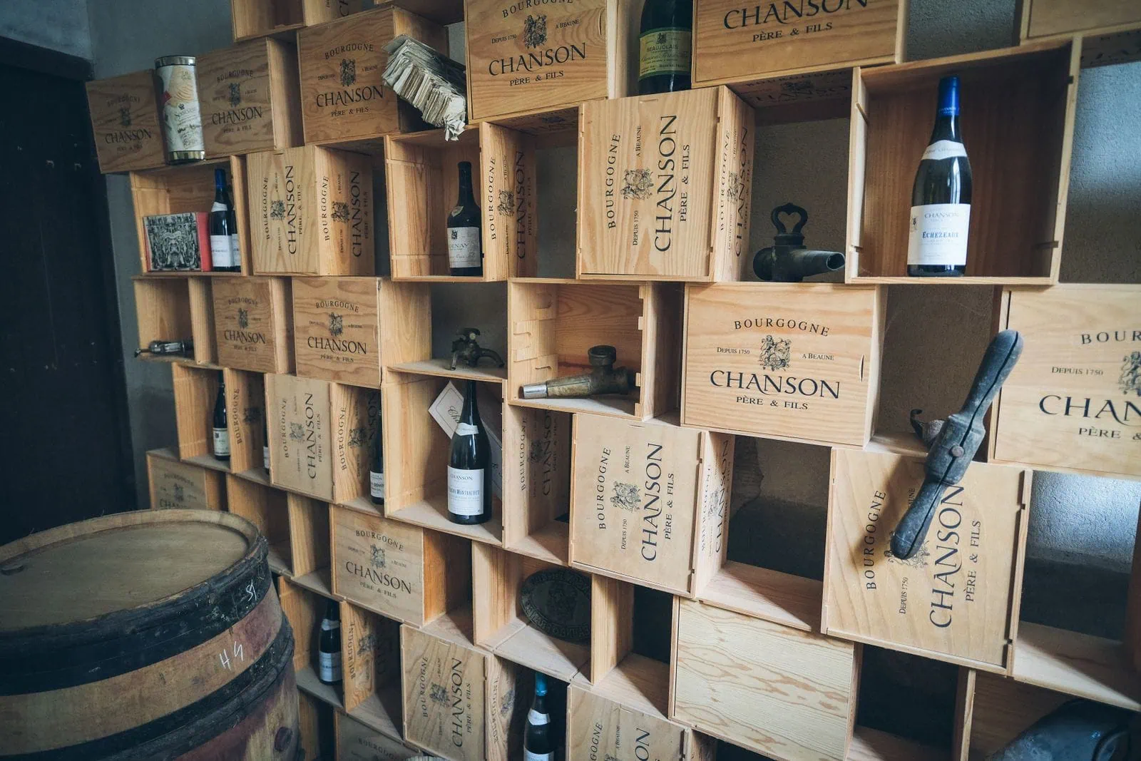 Burgundia, Francja: 13 wskazówek na wino i zabytki w 2026 roku 5 Piwnica winna ze skrzyniami burgundzkiego wina w Beaune