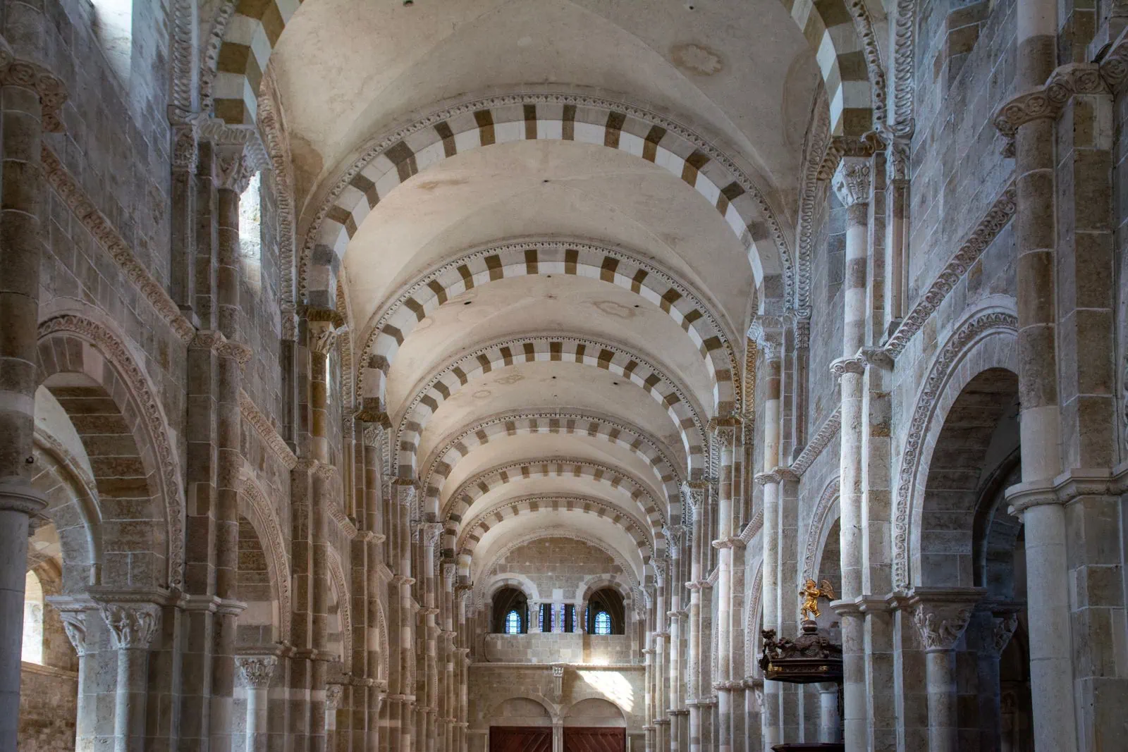 Burgundia, Francja: 13 wskazówek na wino i zabytki w 2026 roku 12 Bazylika Marii Magdaleny w Vézelay