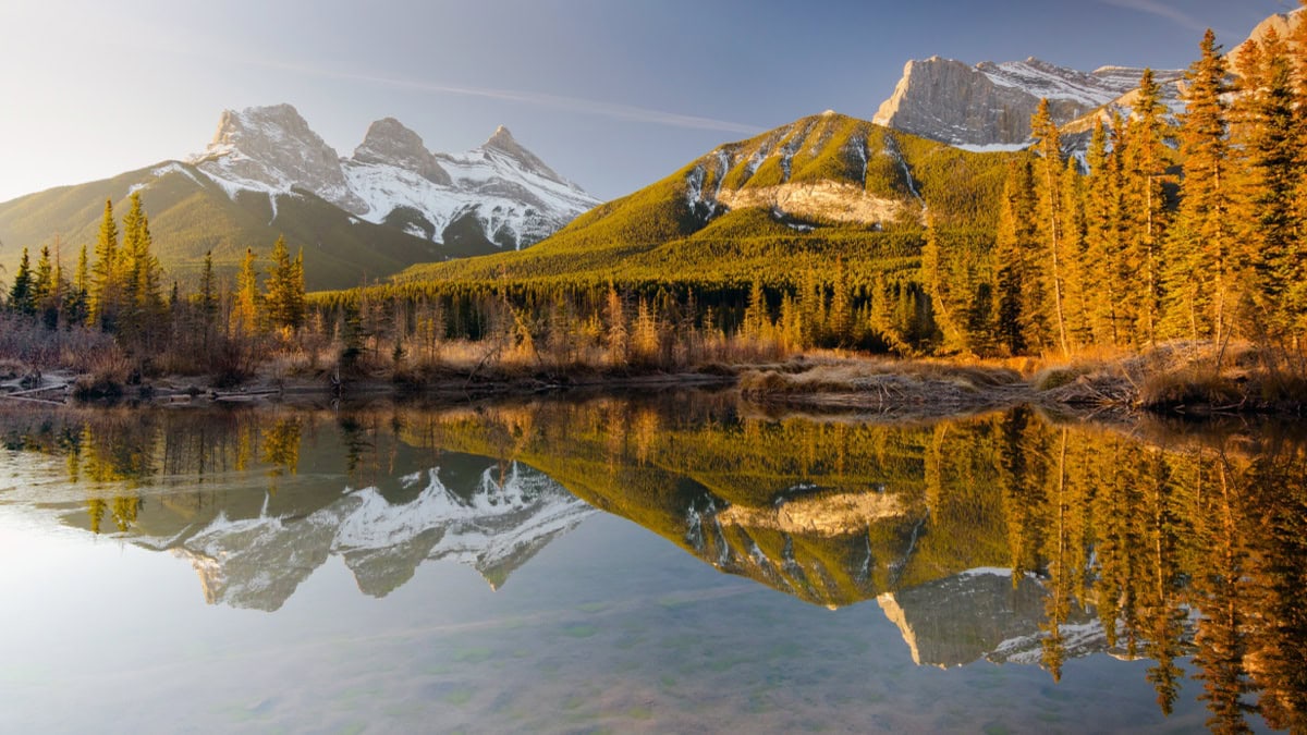 Cât costă o vacanță în Alberta și BC în 2026: buget pentru cuplu, familie și rucsacari 11 Munții Three Sisters lângă Canmore — o bază mai ieftină decât aglomeratul Banff