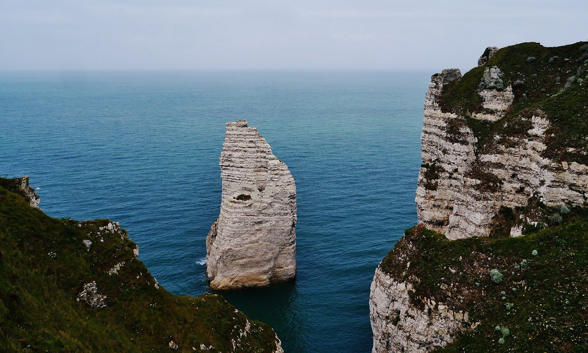 Étretat Ranska: 11 vinkkiä liitukallioille vuonna 2026 6 L'Aiguille-neula Étretatin kallioiden äärellä