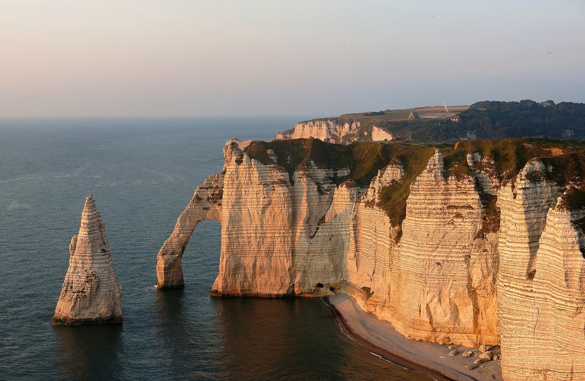 Étretat Ranska: 11 vinkkiä liitukallioille vuonna 2026 5 Porte d'Aval -kalliokaari iltavalossa