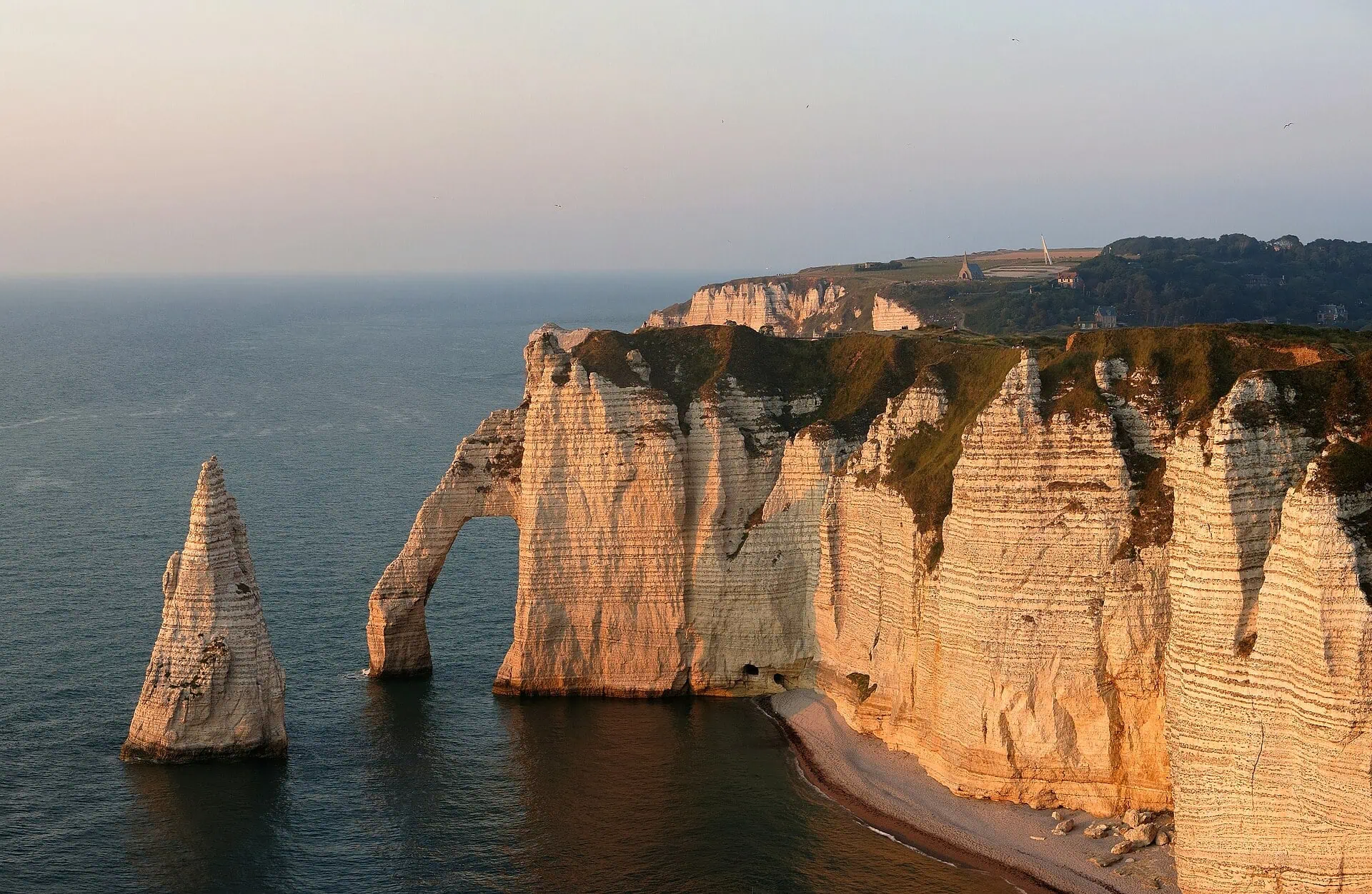 L'arco di roccia Porte d'Aval nella luce della sera