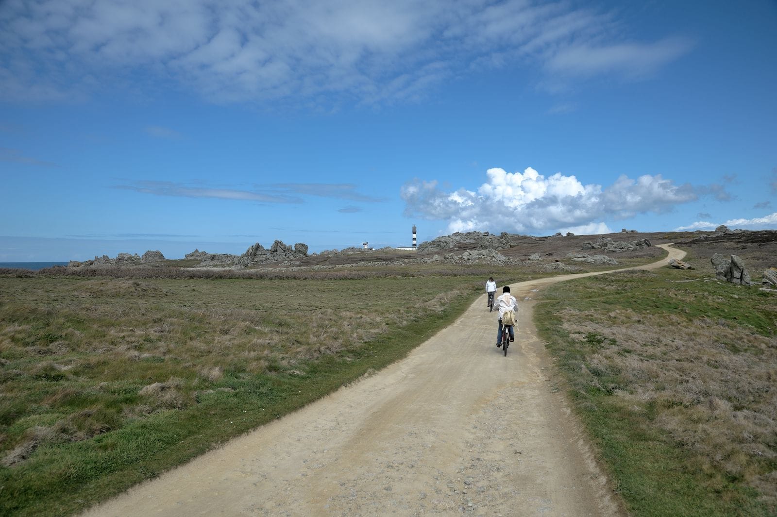 Normandia, Franța: 15 lucruri de văzut și făcut în 2026 20 Bicicliști pe pista de coastă din Normandia (Vélomaritime)