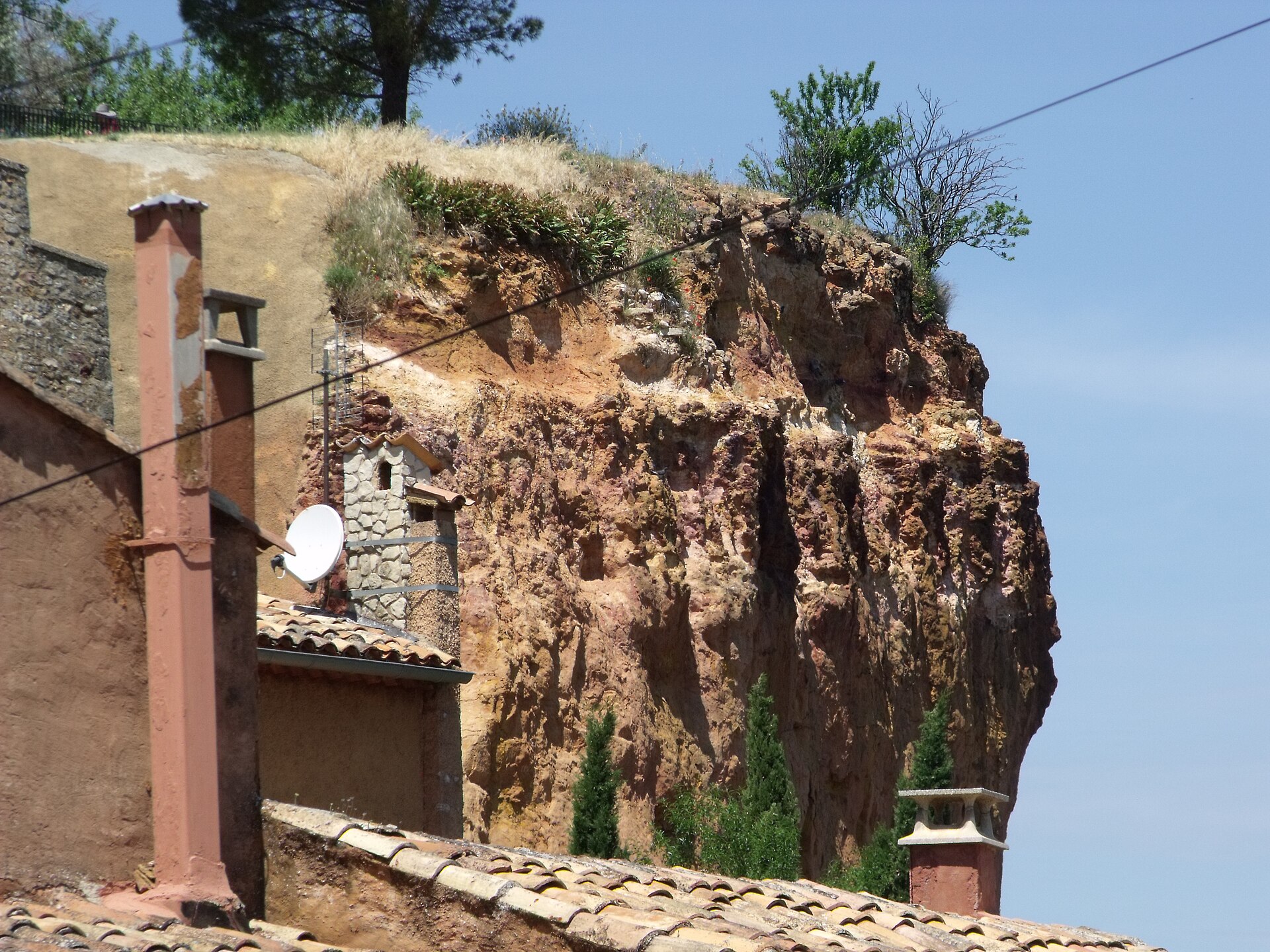 Röda ockraklippor och hus i Roussillon