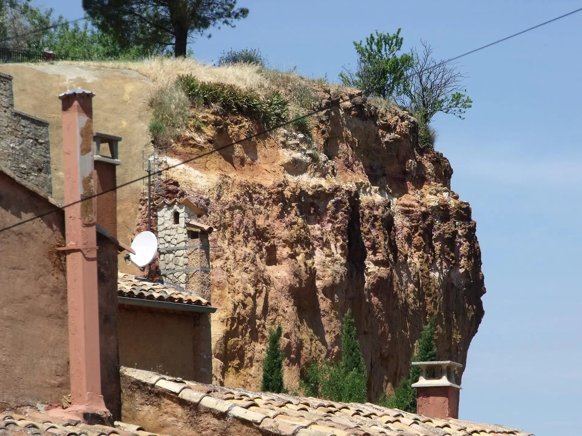 Road Trip in Southern France: A 7–10 Day Itinerary for 2026 10 The red ochre cliffs and houses of Roussillon