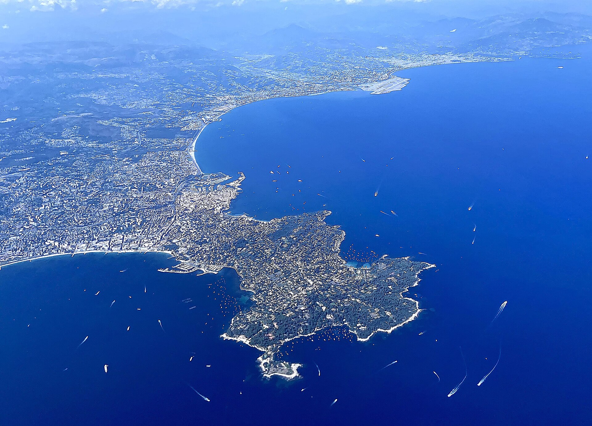 Kusten längs Franska Rivieran – viken Baie des Anges vid Nice