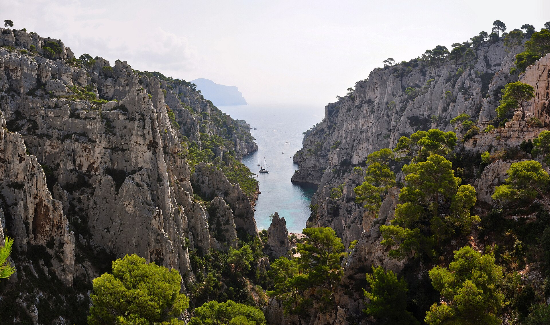 Den smaragdgröna viken Calanque d'En-Vau vid Cassis