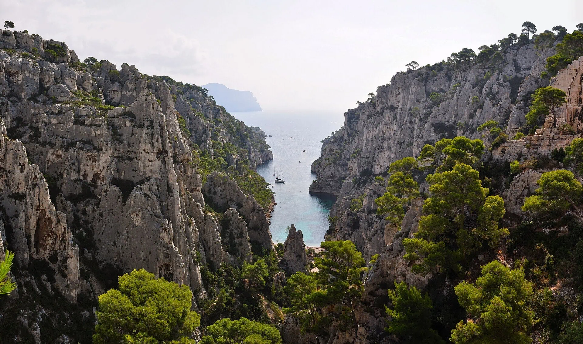 Road Trip in Southern France: A 7–10 Day Itinerary for 2026 8 The emerald Calanque d'En-Vau cove near Cassis