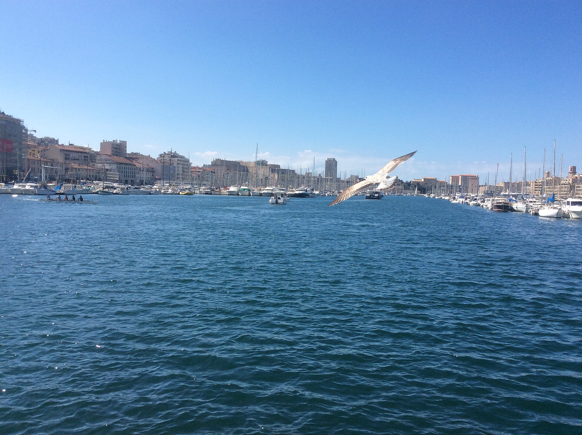 Gamla hamnen Vieux-Port i Marseille med basilikan Notre-Dame de la Garde