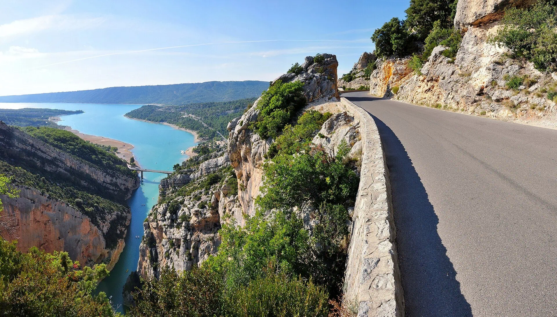 Road Trip in Southern France: A 7–10 Day Itinerary for 2026 12 Turquoise lake and road through the Gorges du Verdon canyon