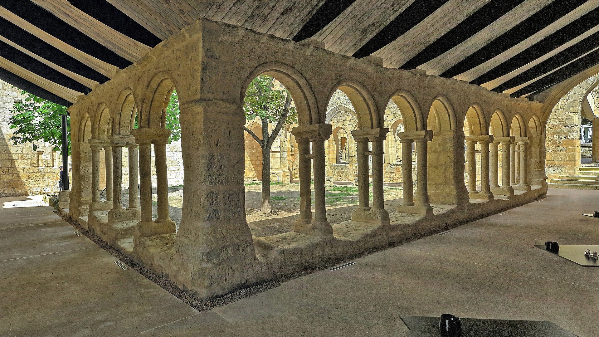 Saint-Émilion, Franța: 11 sfaturi pentru orășelul viticol de lângă Bordeaux în 2026 12 Arcadele mănăstirii Cloître des Cordeliers