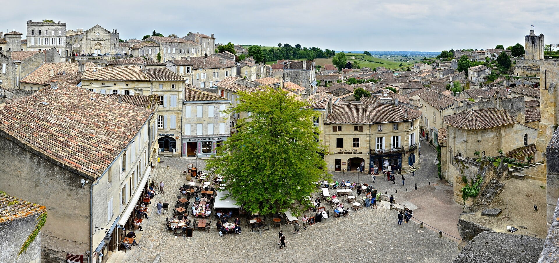 Saint-Émilion, Franța: 11 sfaturi pentru orășelul viticol de lângă Bordeaux în 2026 14 Place de l'Église, piața principală din Saint-Émilion
