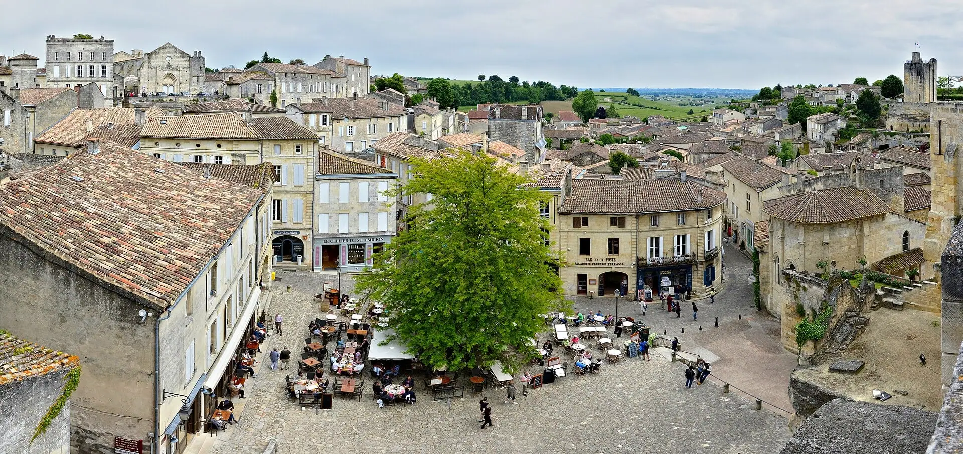 Place de l'Église, hlavní náměstí Saint-Émilion