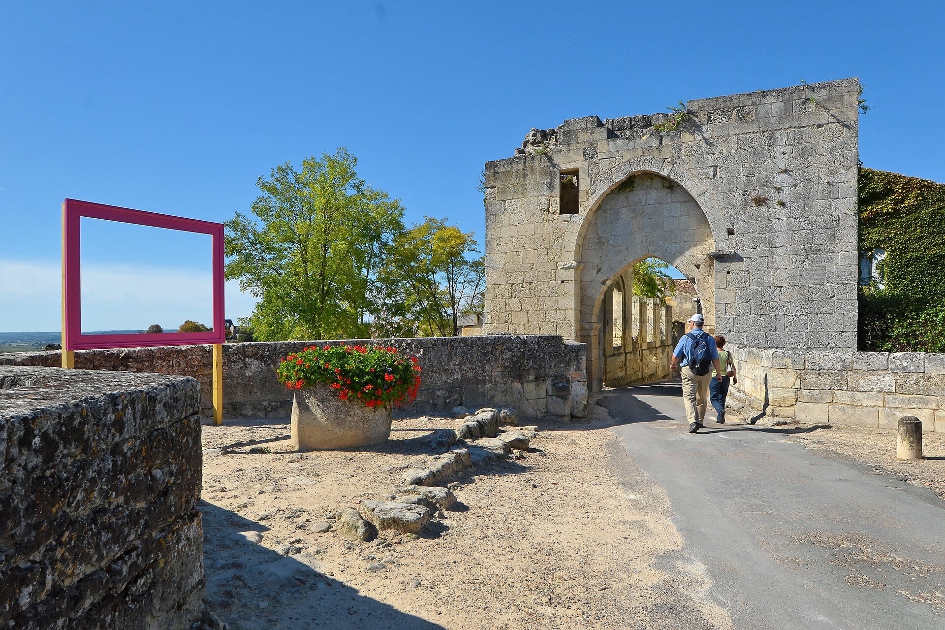 Saint-Émilion, Franța: 11 sfaturi pentru orășelul viticol de lângă Bordeaux în 2026 15 Poarta medievală Porte Brunet și zidurile de apărare