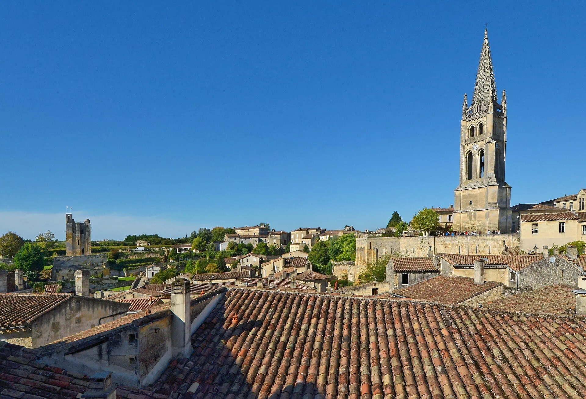 Saint-Émilion in Frankreich: 11 Tipps für das Weinstädtchen bei Bordeaux 2026 6 Glockenturm der monolithischen Kirche über den Dächern von Saint-Émilion