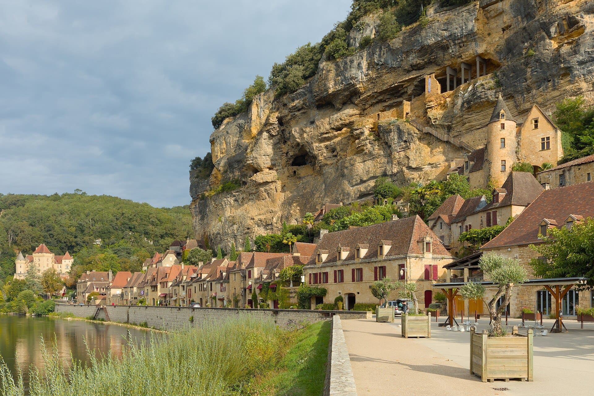 Cele mai frumoase sate din Franța: 15 sugestii de Les Plus Beaux Villages în 2026 9 La Roque-Gageac încleștat între stâncă și râu