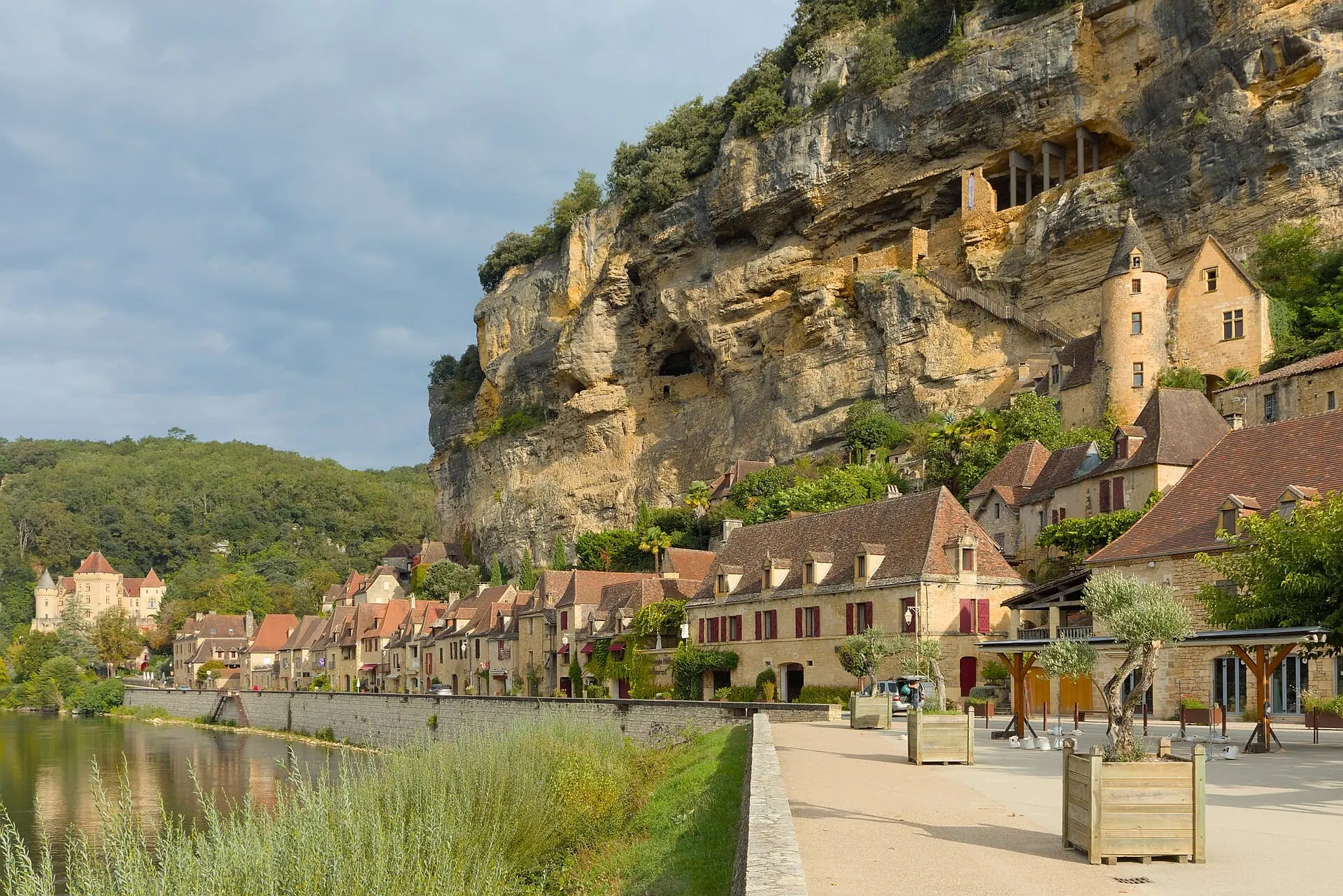 La Roque-Gageac vklíněná mezi skálu a řeku