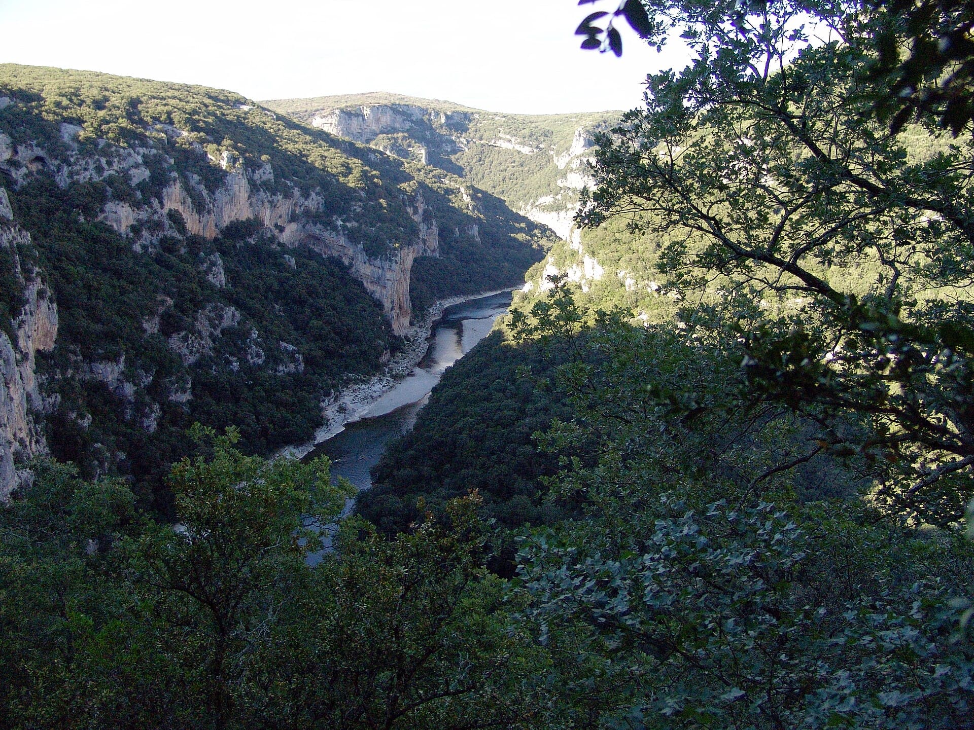 Ardèche, Francia: 12 cose da vedere e fare nel 2026 96 Belvedere a piedi sopra il canyon dell'Ardèche