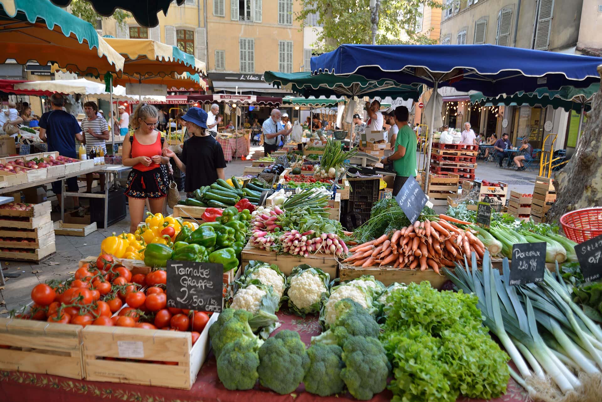 Ardèche, Francia: 12 cose da vedere e fare nel 2026 97 Mercato provenzale con frutta e verdura