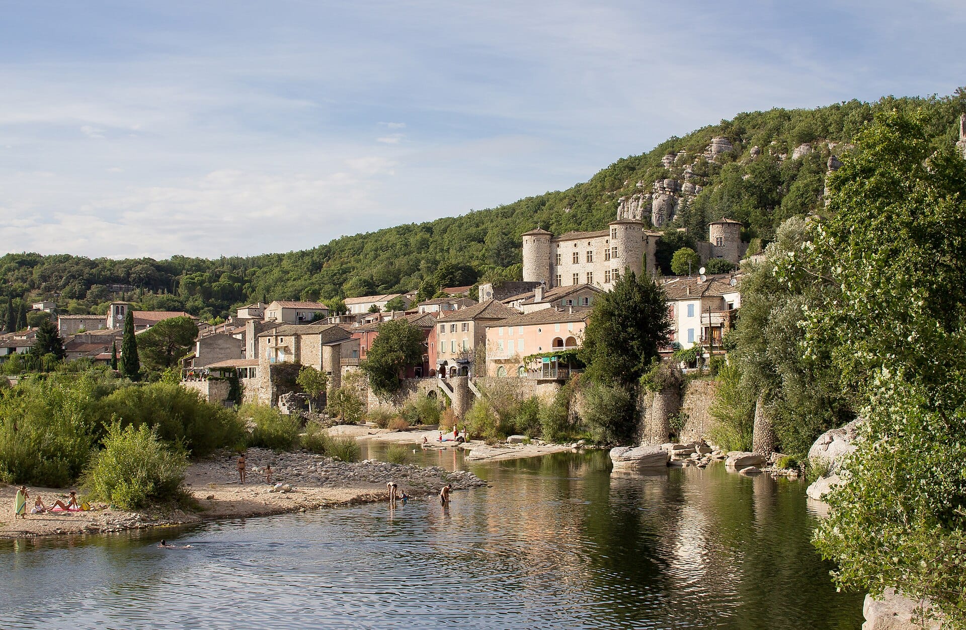 Ardèche, Francia: 12 cose da vedere e fare nel 2026 94 Il borgo di Vogüé con il castello sopra il fiume Ardèche