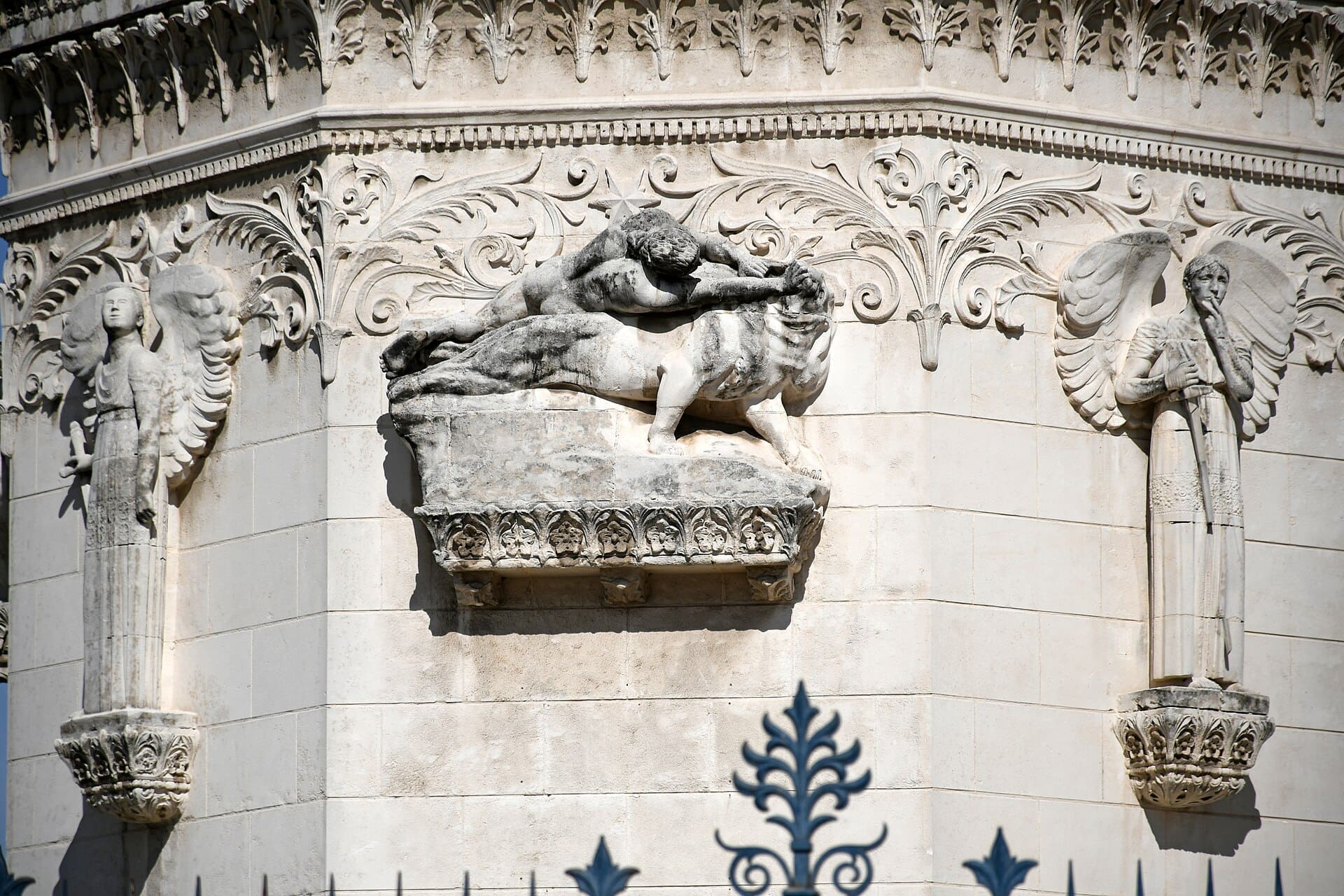 Auvergne, Franța: 13 sfaturi pentru ținutul vulcanilor în 2026 10 Catedrala Notre-Dame și celebrul drum de pelerinaj
