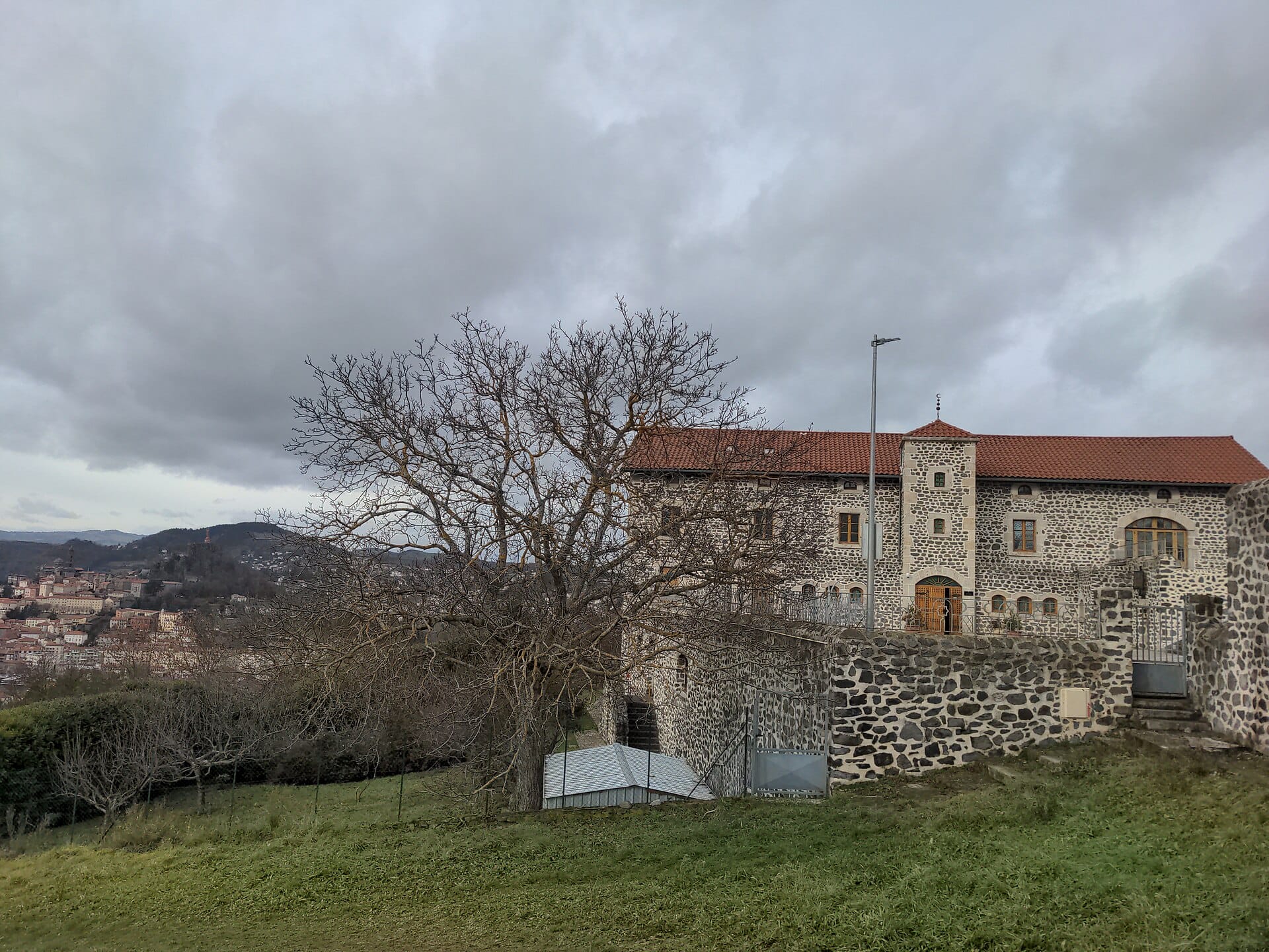 Auvergne, Franța: 13 sfaturi pentru ținutul vulcanilor în 2026 9 Le Puy-en-Velay și capela în echilibru pe ac