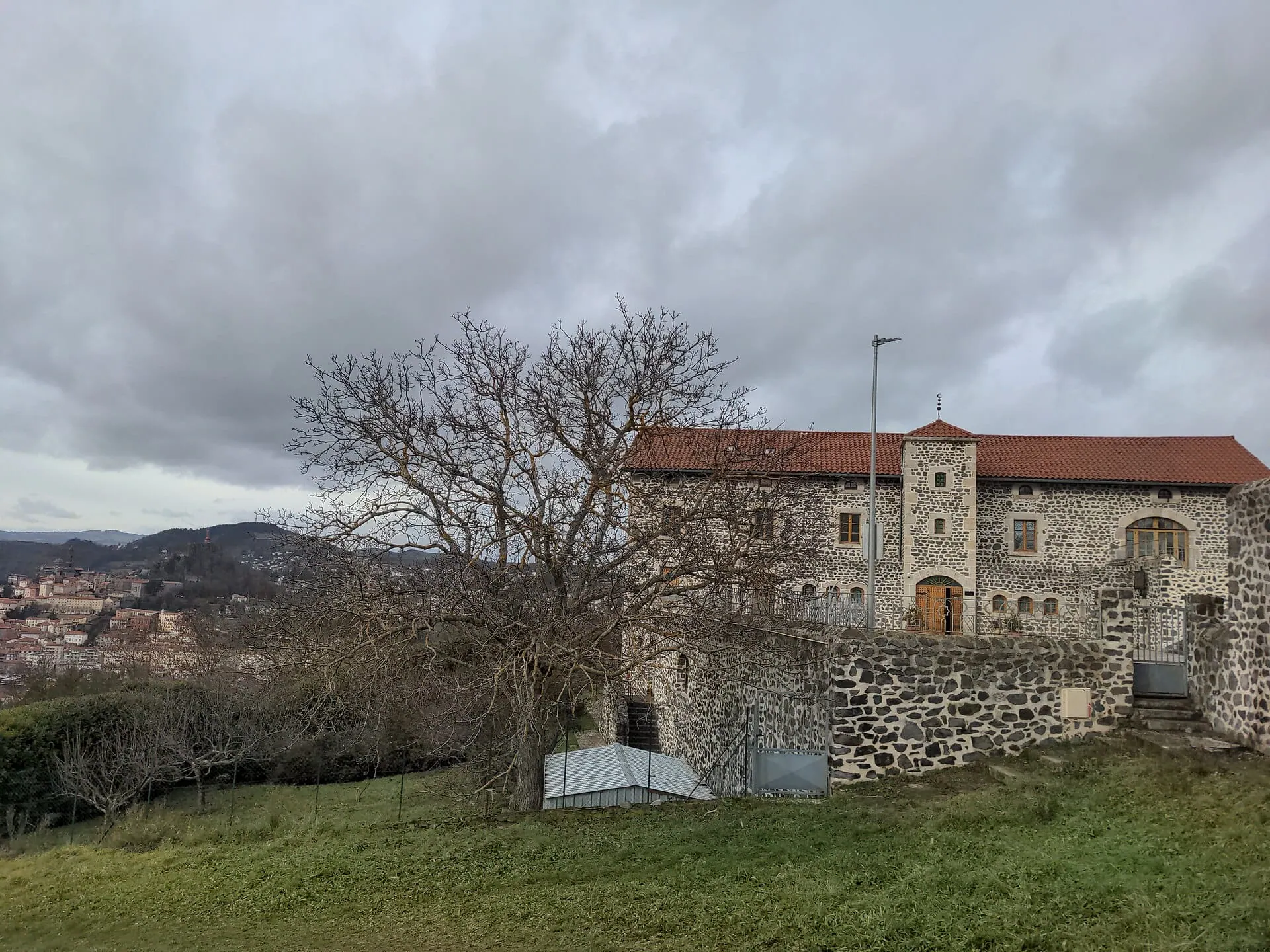 Auvernia, Francia: 13 lugares imprescindibles en 2026 9 Le Puy-en-Velay y la capilla en equilibrio sobre una aguja