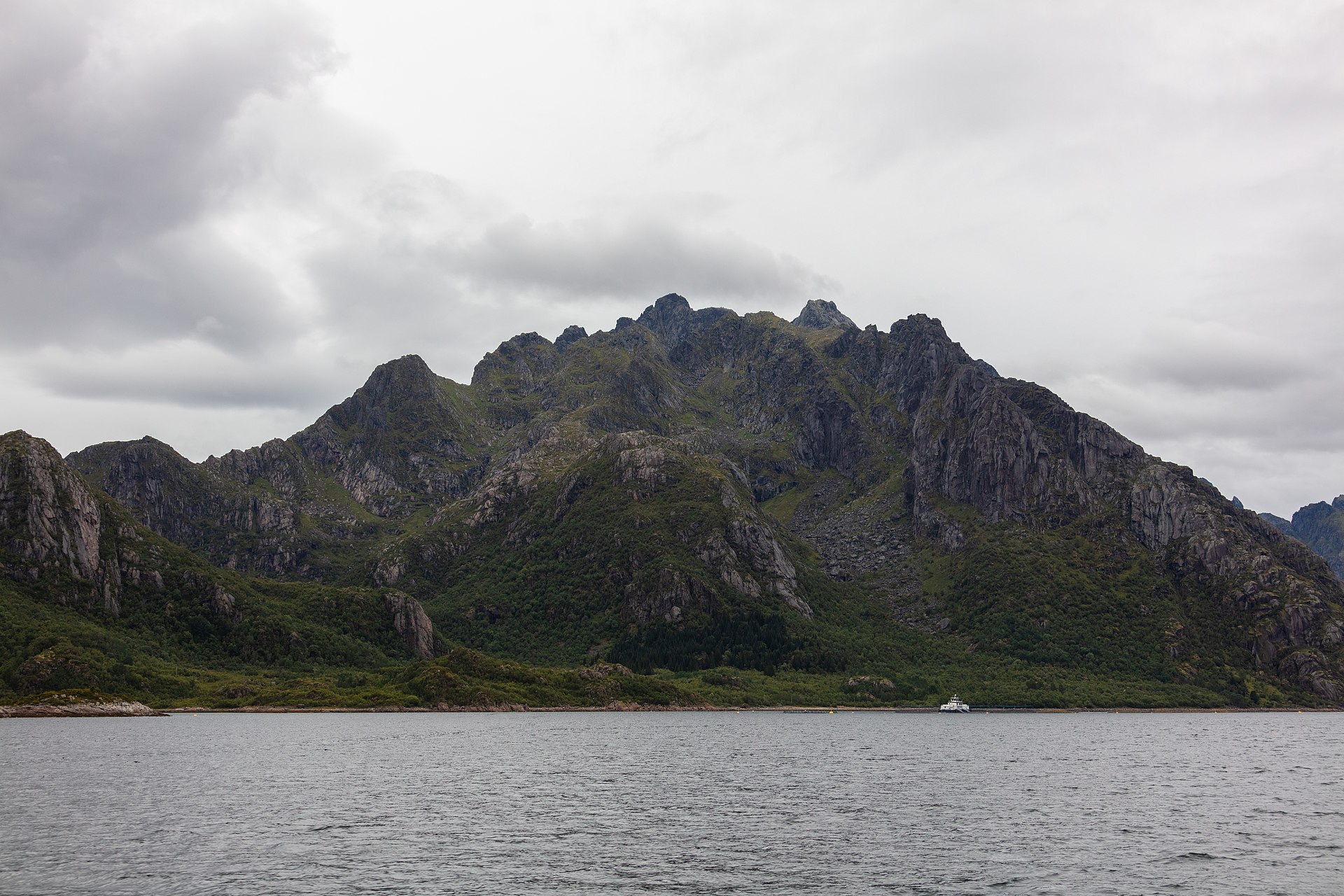 Lofoten in Noorwegen: 15 tips voor wat te zien en doen in 2026 7 Svolvær, de hoofdstad van de Lofoten