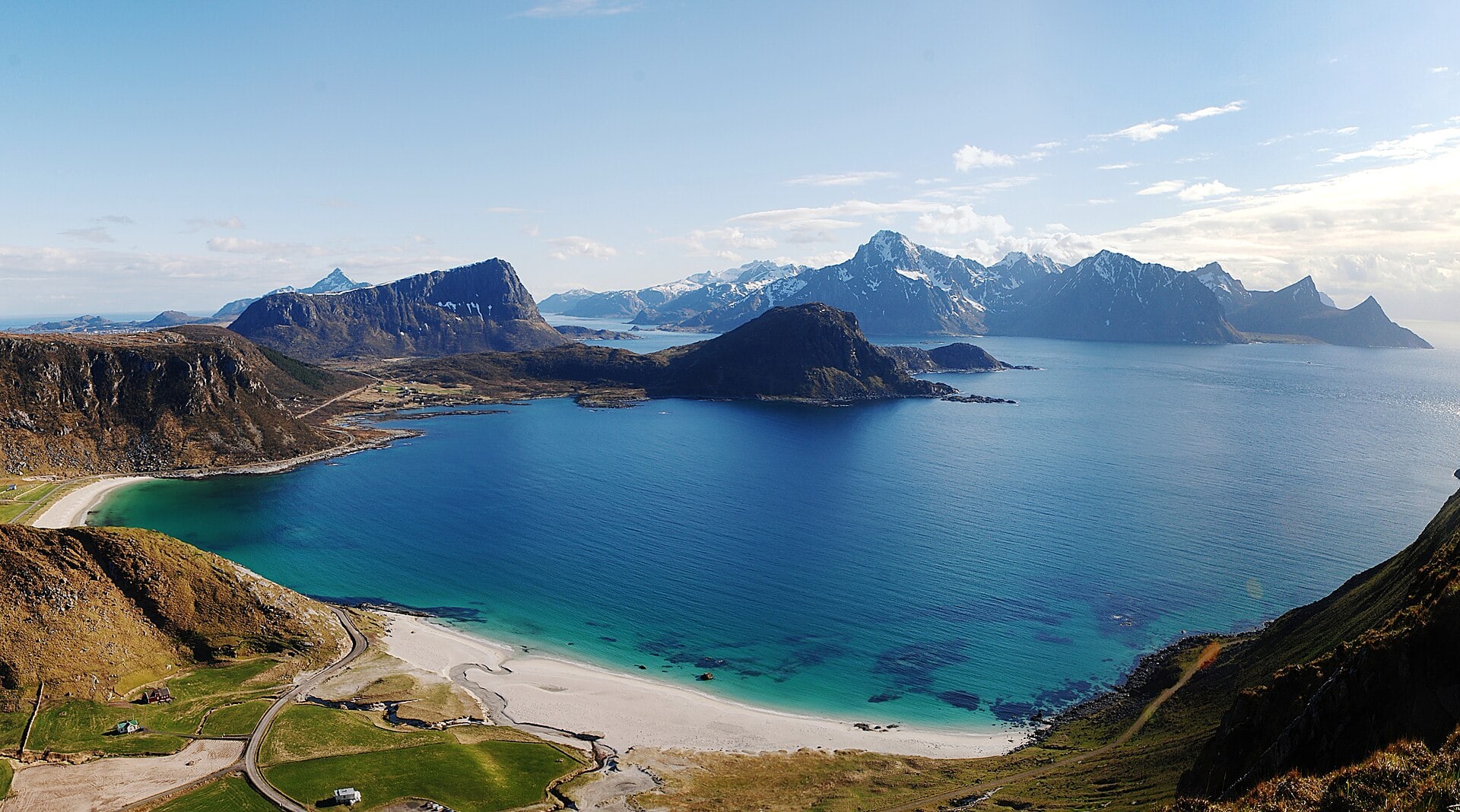 Când să mergi în Lofoten, Norvegia: vremea lună cu lună și soarele de la miezul nopții 2026 4 Plaja Haukland vara