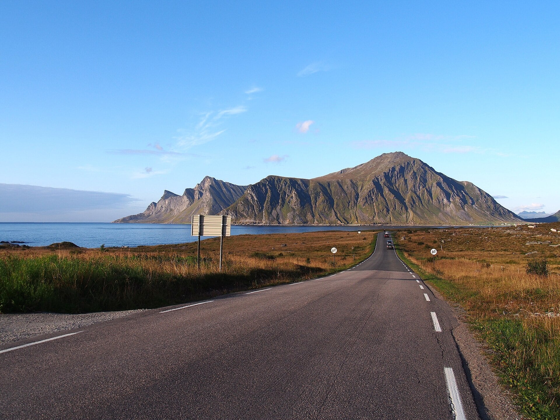 Cum ajungi în Insulele Lofoten (Norvegia): avion, feribot și mașină 2026 10 Drumul E10 în Lofoten