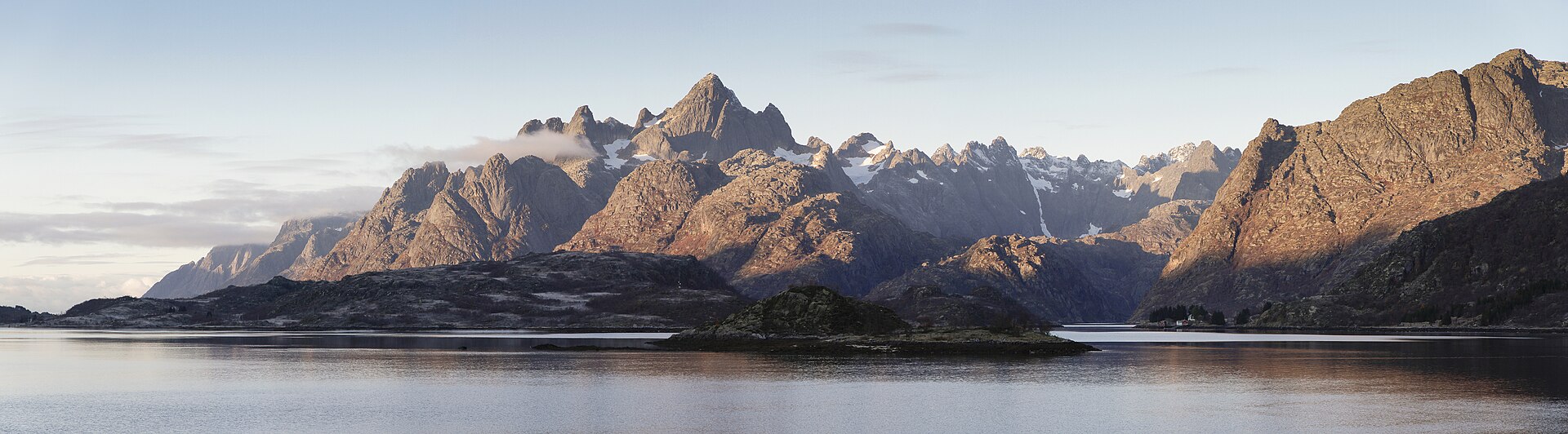 Svolvær: poarta către Lofoten și ce să vezi 2026 6 Croazieră în Trollfjord