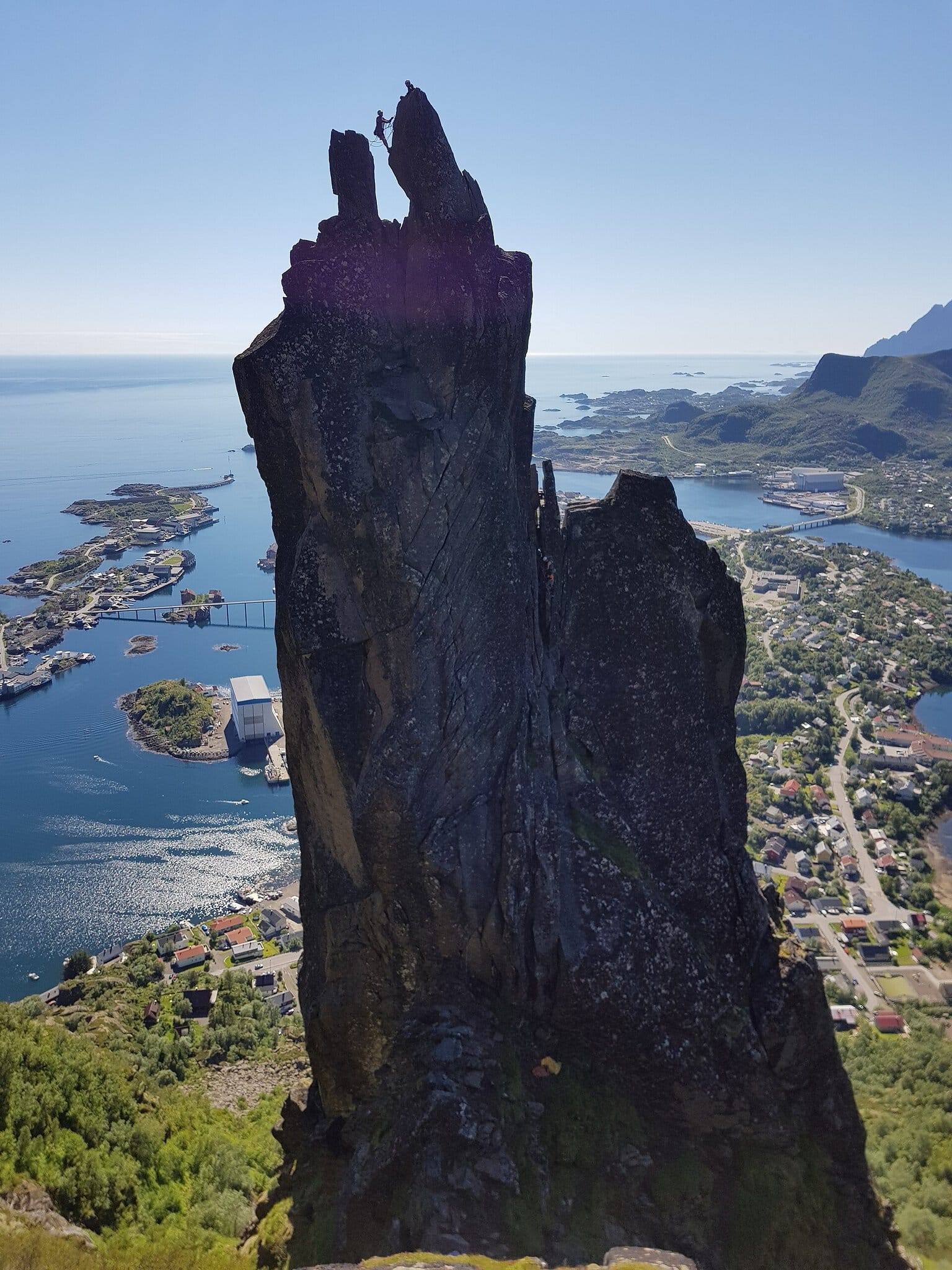 Svolvær: poarta către Lofoten și ce să vezi 2026 7 Turnul stâncos Svolværgeita deasupra orașului Svolvær