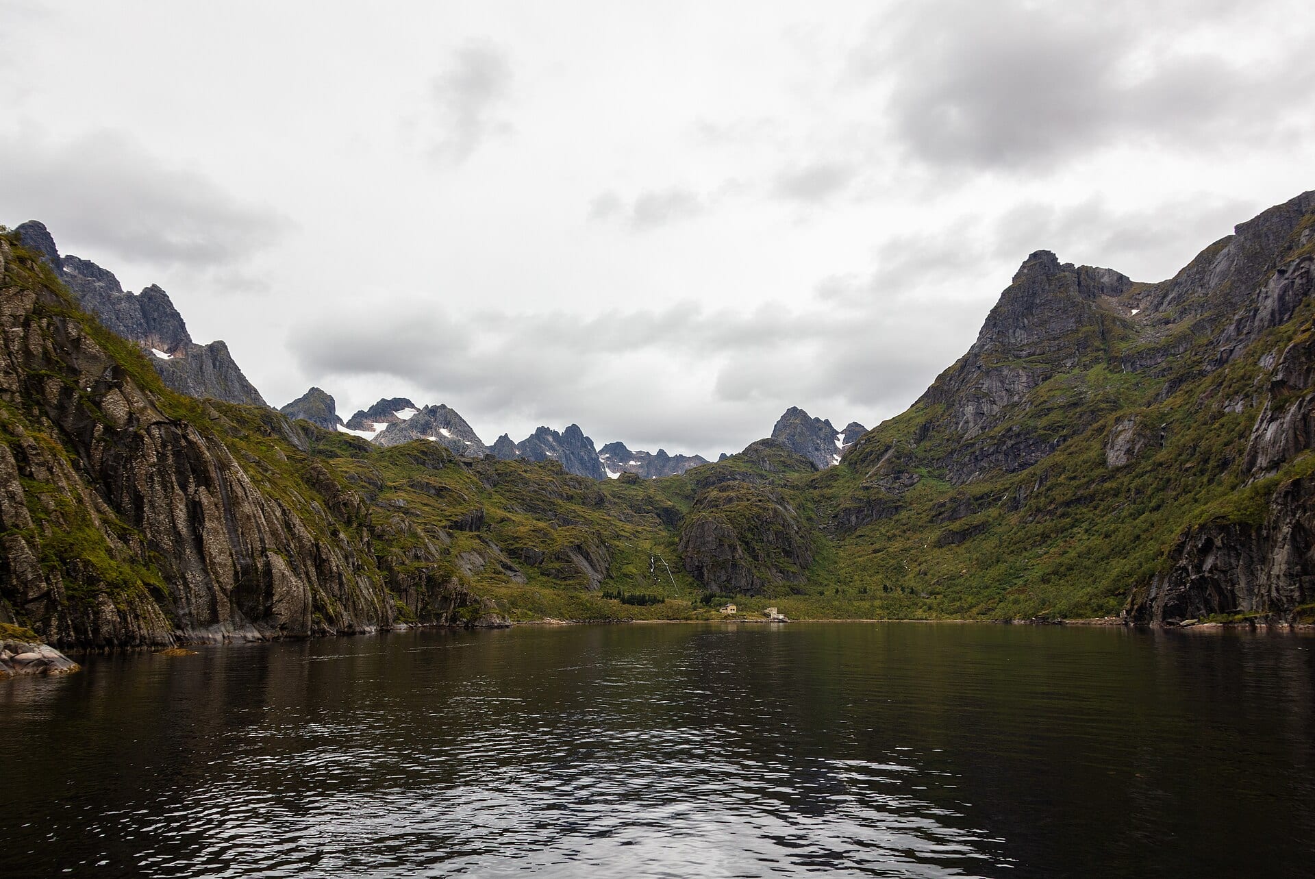 Trollfjord: rejs przez najwęższy fiord na Lofotach 2026 3 Wąski Trollfjorden ze stromymi ścianami