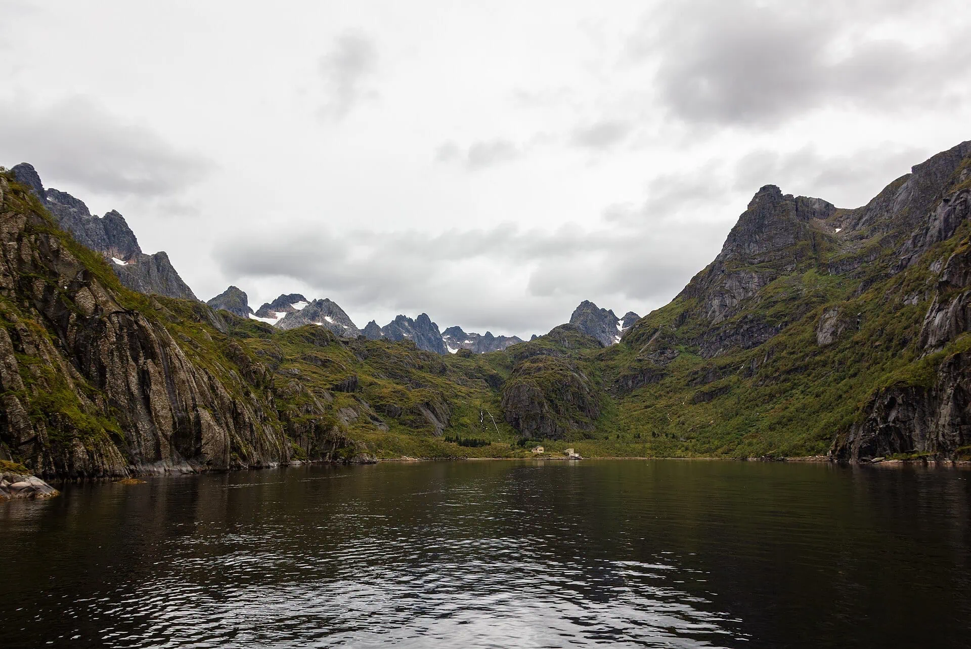 Trollfjord in Norvegia: in barca nel fiordo più stretto delle Lofoten 2026 3 Lo stretto Trollfjorden con le pareti ripide